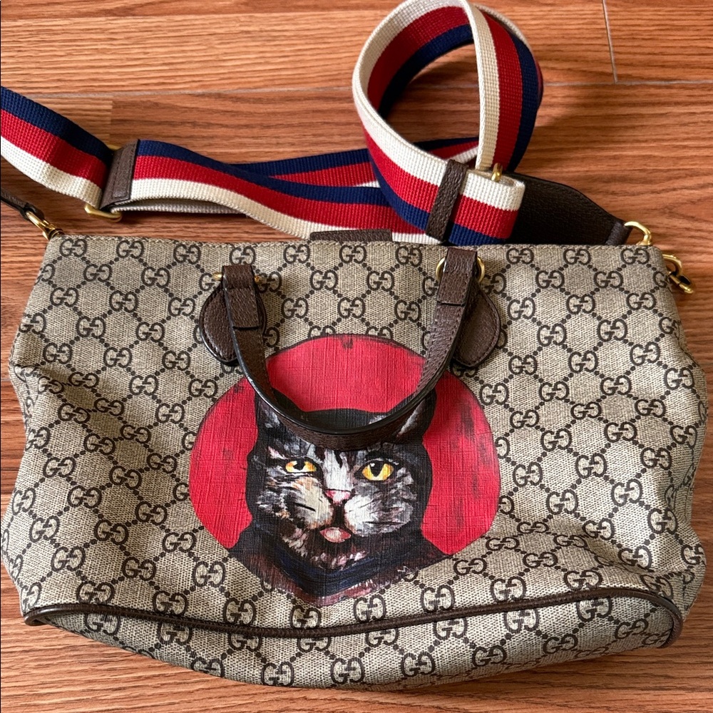 Gucci Beige Cat Print Crossbody Bag(like brand new, excellent condition)